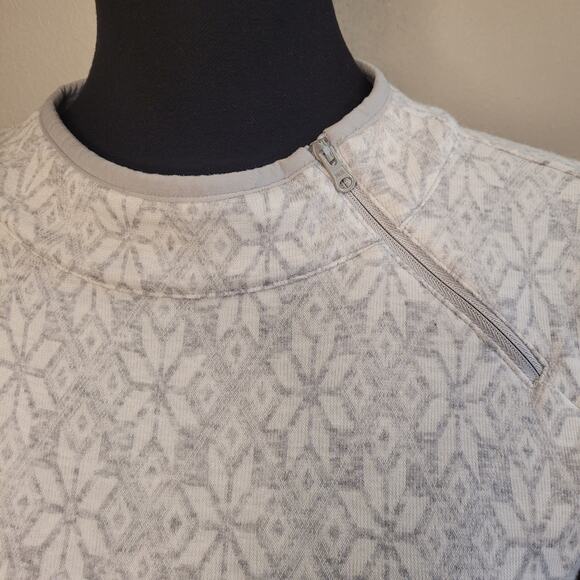 T By Talbots Women's Pullover Sweatshirt Gray Poinsettia Stretch Zipper Size XS - Picture 4 of 10